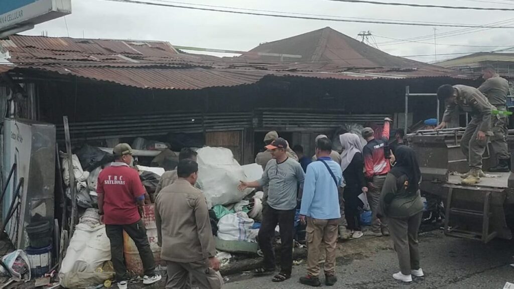 Satpol PP Padang tertibkan lokasi pengepul barang bekas di Kalawi. (dok. Humas Satpol PP Padang)