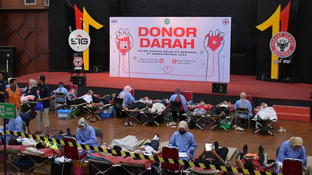 Donor darah dalam iven Bulan K3 Nasional Semen Padang 2025. (dok. Humas)