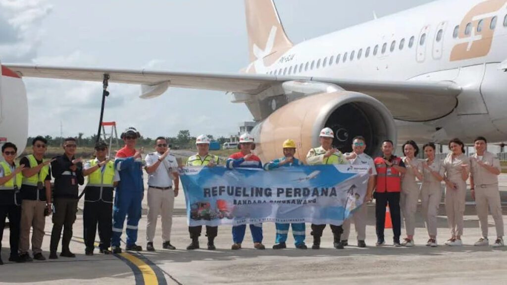 Pengisian bahan bakar Avtur perdana di Bandara Singkawang, Kalimantan Barat, Senin (20/1/2025). (dok. ANTARA/HO-PT Pertamina Patra Niaga)