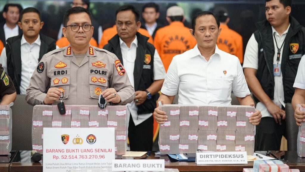 Polisi memperlihatkan barang bukti dari kasus Net89. (dok. Divhumas)