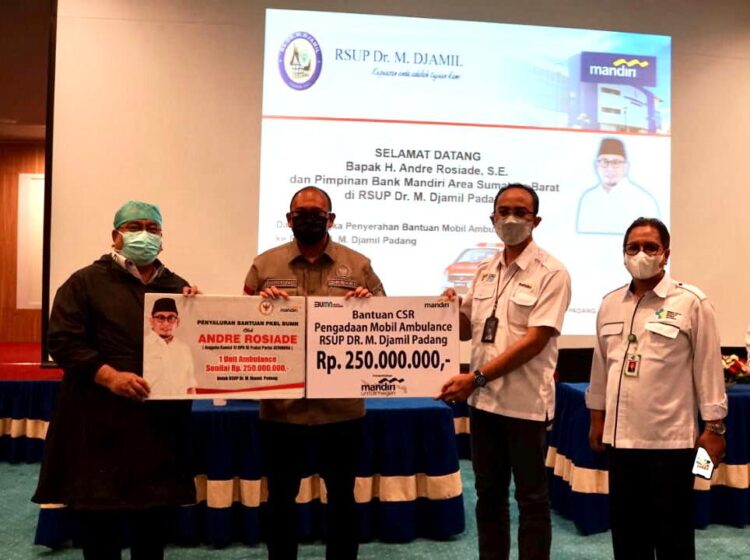 Anggota DPR RI Andre Rosiade menyerahkan satu unit ambulans untk rumah sakit kepada Direktur Utama RSUP M Djamil Padang Yusirwan Yusuf.