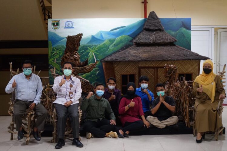 Kepala Disbud Sumbar, Gemala Ranti bersama lima calon peserta terbaik untuk mengikuti pelayaran KRI Dewaruci dengan agenda Muhibah Budaya dan Festival Jalur Rempah 2021.