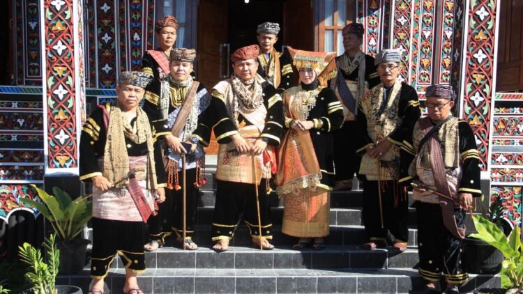 Kapolda Sumbar Irjen Pol Toni Harmanto saat dinobatkan jadi Datuak di Tanah Datar.