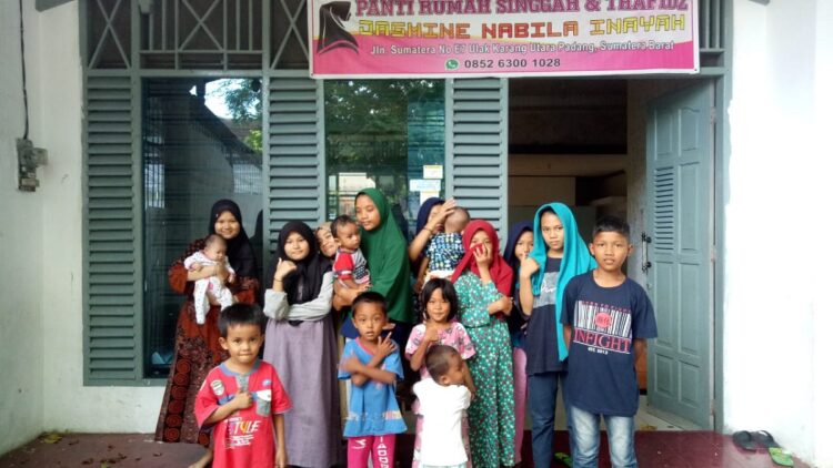 Anak-anak di Panti Asuhan dan Rumah Singgah Inayah, Padang.