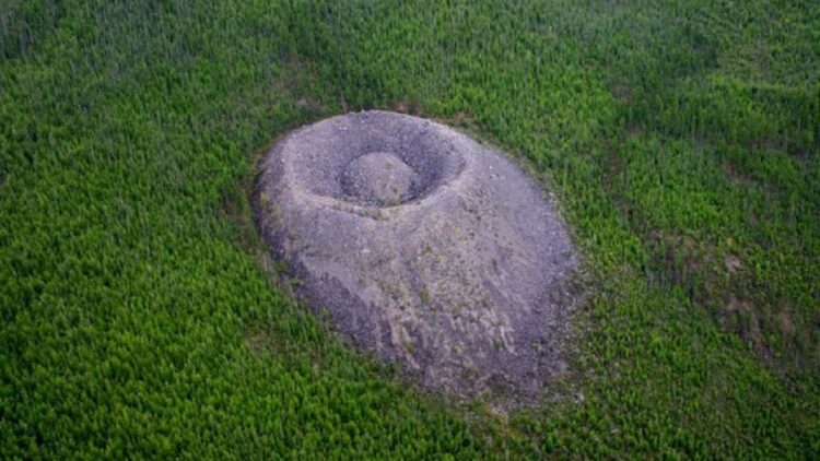 Kawah aneh yang ditemukan di Siberia.