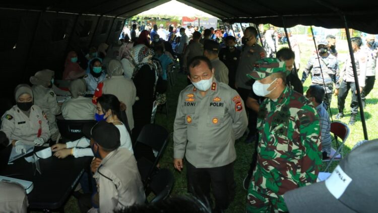 Kapolda dan jajaran Forkompimda Sumbar meninjau suasana vaksinasi Covid-19 di Lapangan Imam Bonjol, Padang.