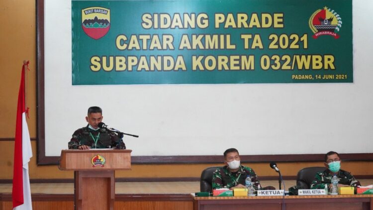 Danrem 032/Wbr Brigjen TNI Arief Gajah Mada memimpin Sidang Parade Calon Taruna (Catar) Akmil Tahun 2021 Sub Panda Korem 032/Wirabraja Padang yang dilaksanakan di Aula Sapta Marga Jln. Sudirman No. 29 Padang Sumatera Barat, Senin (14/6/2021) kemarin.