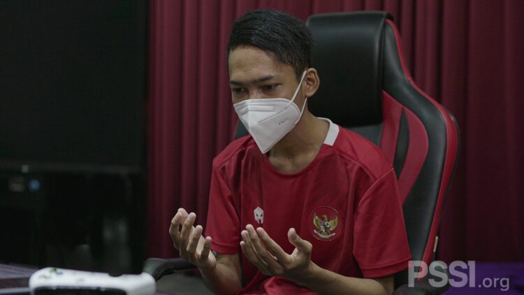 Salah seorang atlet FIFAe Indonesia siap untuk menang di grup B.