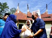 Andre Rosiade Bagikan Ratusan Sembako di Salimpaung Tanahdatar