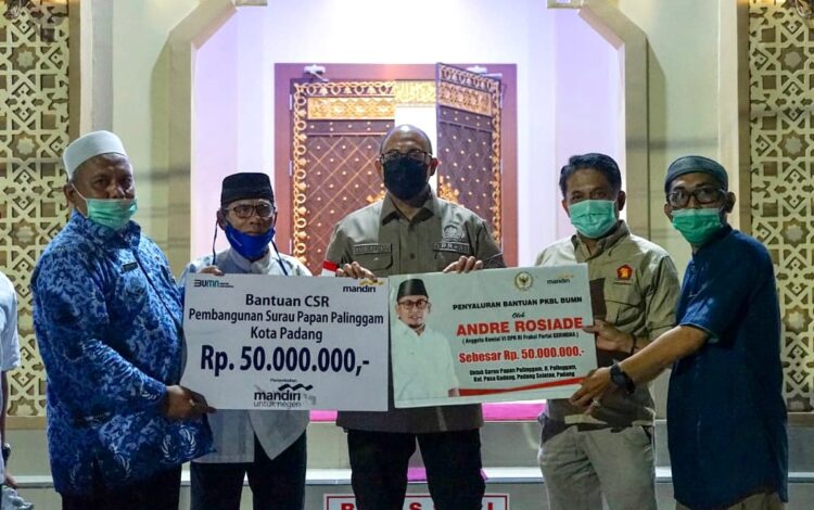 Andre Rosiade menyerahkan bantuan untuk pembangunan Surau Papan Palinggam, Padang Selatan, Kota Padang.