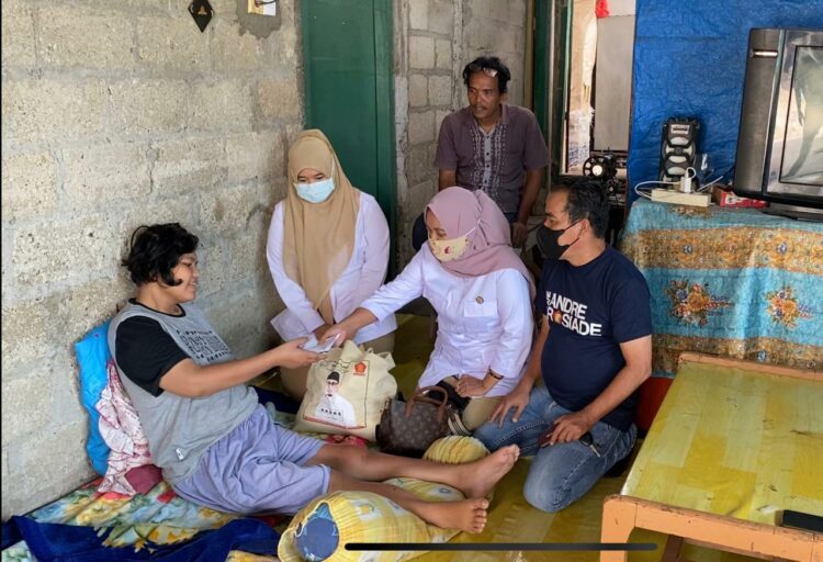 Tim DPD Gerindra Sumbar menyerahkan bantuan sembako dan uang tunai dari Andre Rosiade untuk keluarga Jon di Ulu Gadut, Pauh Selatan, Padang.