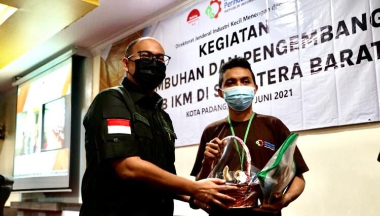 Anggota DPR RI Andre Rosiade memrakarsai pelatihan keterampilan menjadi bartender dan mekanik roda dua untuk puluhan warga Kota Padang bersama Kementerian Perindustrian (Kemenperin).