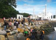 Seorang Bocah Meninggal Diseret Ombak di Pantai Padang, Evakuasi Dramatis