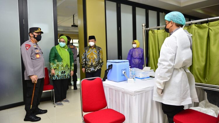 Kapolri dan petinggi Muhammadiyah saat mengecek vaksinasi di Jakarta.