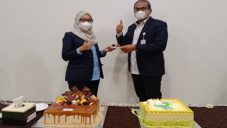 Direktur Utama SPH dr Selfi Farisha (kiri) dan Ketua Yayasan Semen Padang Iskandar Z Lubis (kanan) usai pemotongan kue dalam rangka peringatan HUT SPH ke-8.