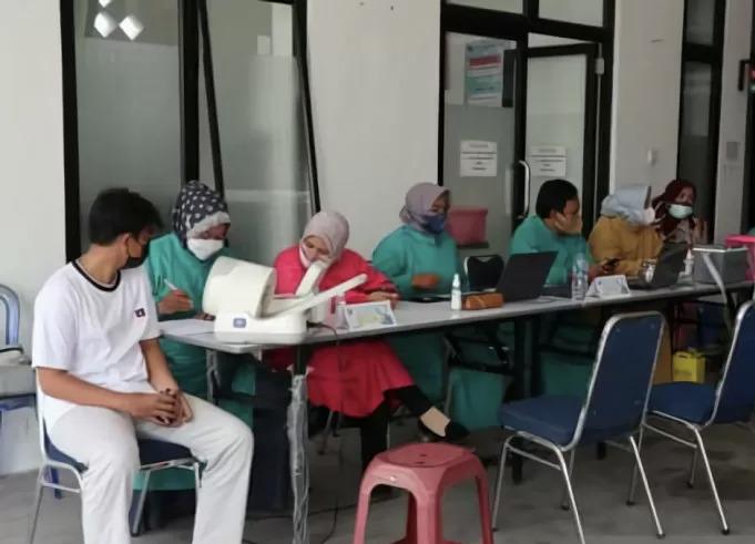 Sebanyak 69 warga Padangpanjang ikut vaksinasi, pesertanya remaja dan lansia.