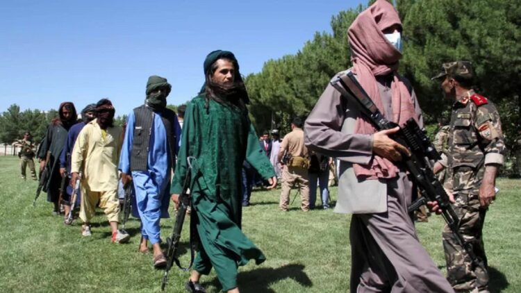 Anggota taliban serahkan senjata ke Afghanistan.