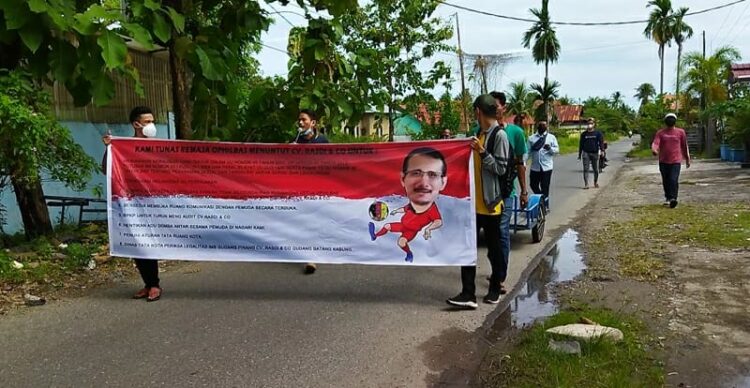 Aksi demo puluhan pemuda di Koto Tangah, Padang.