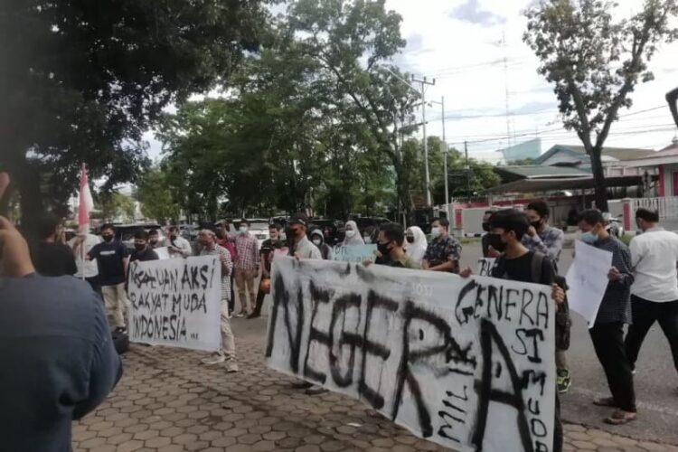 Sejumlah mahasiswa yang tergabung dalam KARMI menuntut pemerintah memperbaiki kondisi bangsa yang sedang tidak baik di masa pandemi Covid-19.