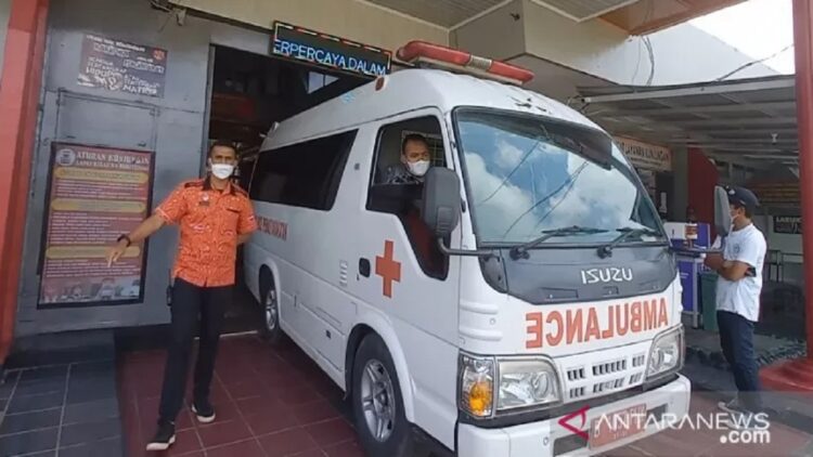 Ambulans membawa jenazah salah seorang warga binaan di LP Biaro yang meninggal karena gantung diri. (Antara/Alfatah)