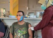 Pedagang dan Pengunjung Pantai Gandoriah Pariaman Antusias Ikuti Vaksinasi Covid-19