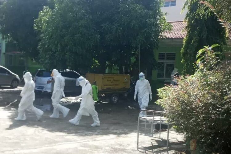 Petugas RSUD Lubukbasung berpakaian lengkap sedang berada di ruangan isolasi Covid-19, Sabtu (3/7/2021).