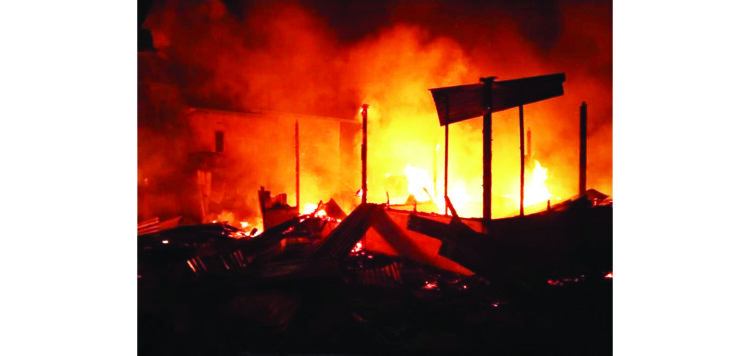 Empat rumah terbakar di Jalan Durian Ratus, RT 05 RW 08, Kelurahan Kurao Gadang, Kecamatan Nanggalo, Kota Padang, Sabtu (26/6) sekitar pukul 23.00 WIB.