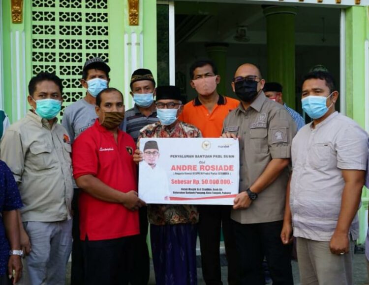 Anggota DPR RI Andre Rosiade menyerahkan bantuan untuk pembangunan Masjid Ash ShalihinAnak Air, Kelurahan Batipuh Panjang, Kecamatan Kototangah, Padang beberapa waktu lalu.