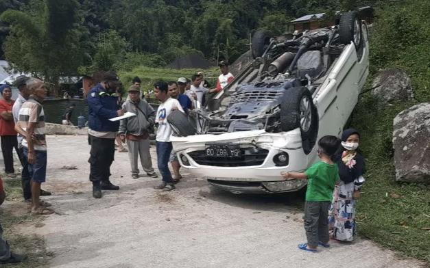 Kondisi mobil menimus yang terjatuh di Jorong Batu Baselo Pincuran Gadang, Nagari Matur Hilir, Kecamatan Matur, Kabupaten Agam, Sabtu (24/7)