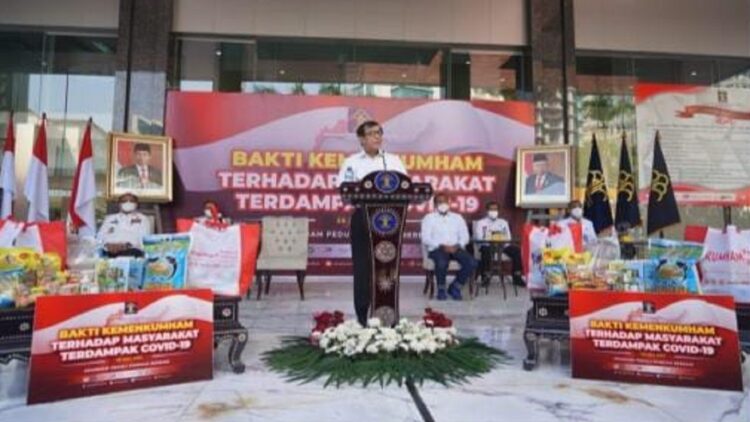 Menteri Kumham, Yasonna Laoly saat menyerahkan paket bantuan untuk masyarakat terdampak Covid-19 di Indonesia.