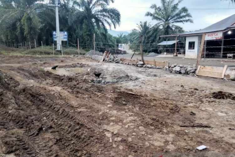 Jalan menuju pabrik kelapa sawit PT RPSM Kinali Pasaman Barat ditutup warga pakai beton dan kawat berduri. Pihak perusahaan mengharapkan Pemkab Pasaman Barat dapat memfasilitasi penyelesaiannya.
