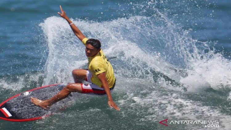 Atlet selancar asal Indonesia Rio Waida berkompetisi dalam Heat 1 selancar putra papan pendek dalam Olimpiade Tokyo 2020 di Tsurigasaki Surfing Beach, Tokyo, Jepang, Minggu (25/7/2021). (REUTERS/LISI NIESNER)