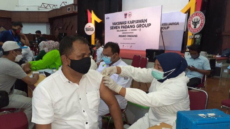 Vaksinasi karyawan PT Semen Padang.