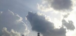 Awan menutupi sebagian langit yang menaungi Kota Bandarlampung. (ANTARA/Hisar Sitanggang)