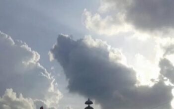 Awan menutupi sebagian langit yang menaungi Kota Bandarlampung. (ANTARA/Hisar Sitanggang)
