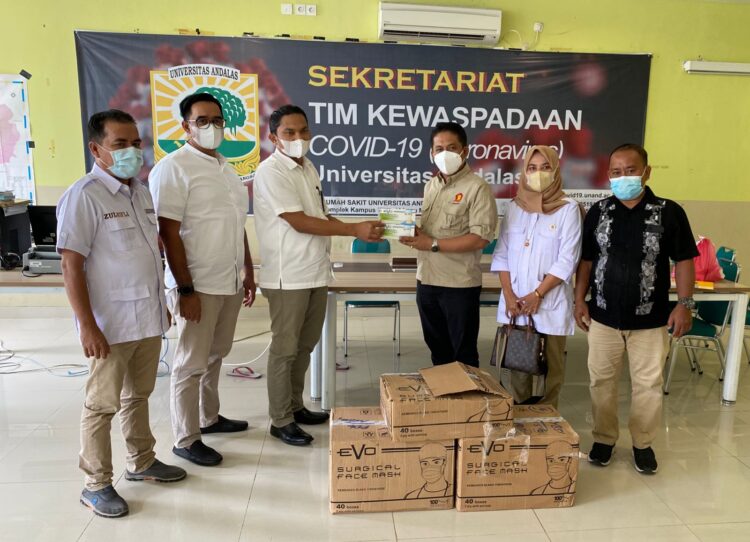 Sekretaris DPD Partai Gerindra Sumbar Evi Yandri menyerahkan bantuan masker dari Andre Rosiade untuk RSUP M Djamil dan RS Unand Padang.