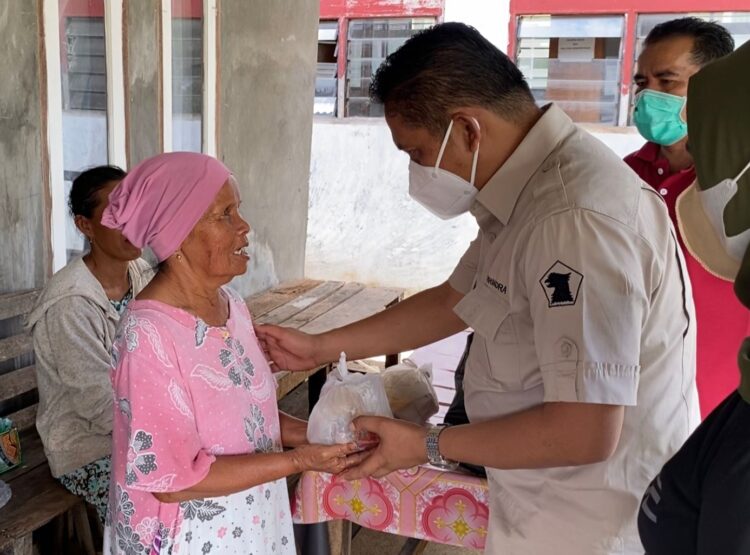 Sekretaris DPD Gerindra Sumbar Evi Yandri menyerahkan nasi bungkus bantuan Andre Rosiade kepada korban banjir di Kota Padang.