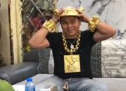 Pamer Perhiasan dan Beli Topi Emas, Aksi Pria Ini Viral