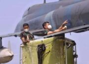 Beri Teladan, Pangkohanudnas tak Segan Cuci Jet Tempur