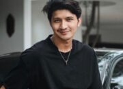 Pakai Kalung Salib, Agama Aditya Zoni Dipertanyakan