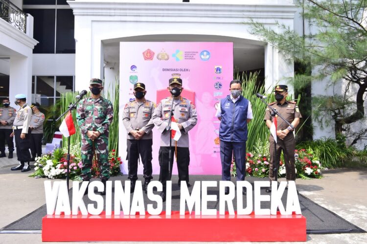 Kapolri Jenderal Listyo Sigit Prabowo melaunching Gerakan Vaksinasi Merdeka sebagai strategi untuk mencapai target 70 persen vaksinasi sebagai hadiah di Hari Kemerdekaan Republik Indonesia (RI), pada 17 Agustus 2021. (polri.go.id)