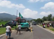Usai Tabrakan Dua Mobil Ini Masuk Sawah, Evakuasi Gunakan Alat Berat