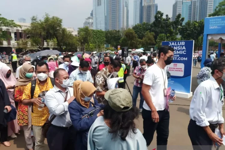 Peserta vaksinasi COVID-19 mengantre di pintu masuk sentra Gelora Bung Karno, Jakarta Pusat, Selasa (16/8/2021). (ANTARA/Andi Firdaus).