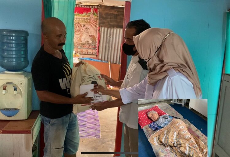 Pengurus Gerindra Sumbar menyerahkan bantuan dari Andre Rosiade kepada keluarga Nursiah di Nanggalo, Padang.
