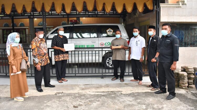 Bantuan ambulans CSR Semen Padang untuk Kelurahan Baringin.