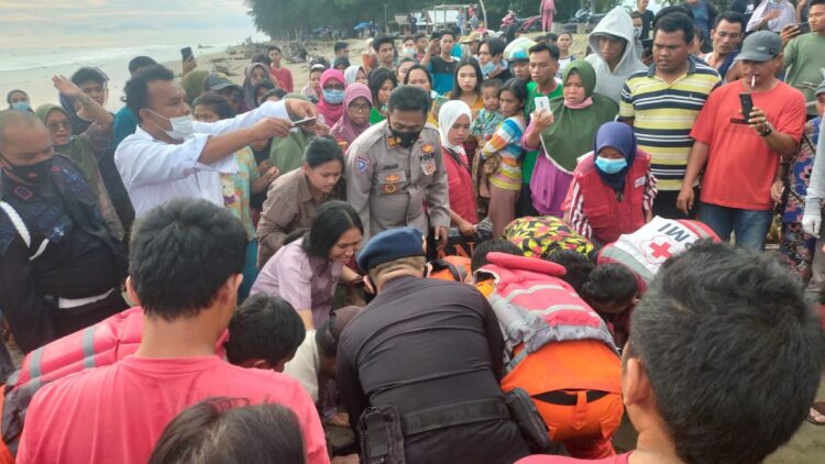 Evakuasi korban hanyut di Pantai Pasie Jambak. (Humas BPBD Padang)