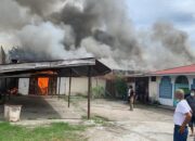 Gudang Berisi Bahan Kimia Terbakar di Padang