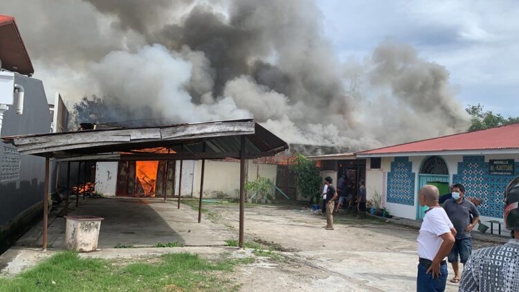 Api membakar gudang Dinas Pertanian Sumatera Barat di Kelurahan Lolong Belanti, Kecamatan Padang Barat, Kamis (5/8/2021) sekitar pukul 15.10 WIB.
