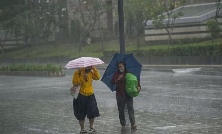 Warga menggunakan payung saat hujan mengguyur Stasiun MRT Dukuh Atas BNI, Jakarta, Kamis (13/8/2020). Berdasarkan data Badan Meteorologi, Klimatologi dan Geofisika ( BMKG), meski puncak kemarau terjadi pada Agustus ini, sebagian wilayah Jabodetabek diguyur hujan dengan intensitas ringan hingga sedang karena adanya fenomena gelombang atmosfer (Rossby Ekuator) di wilayah Indonesia bagian barat. (ANTARA FOTO/Aditya Pradana Putra/aww.)