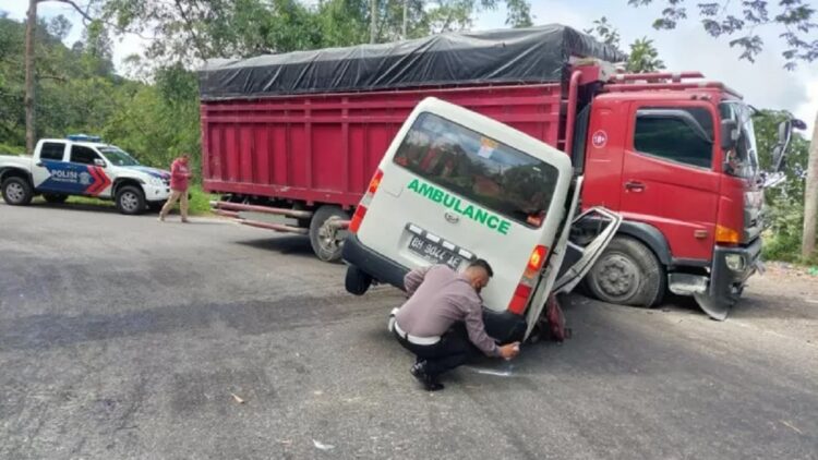 Kecelakaan antara truk dan ambulans di Jalan Raya Medan-Bukittinggi.